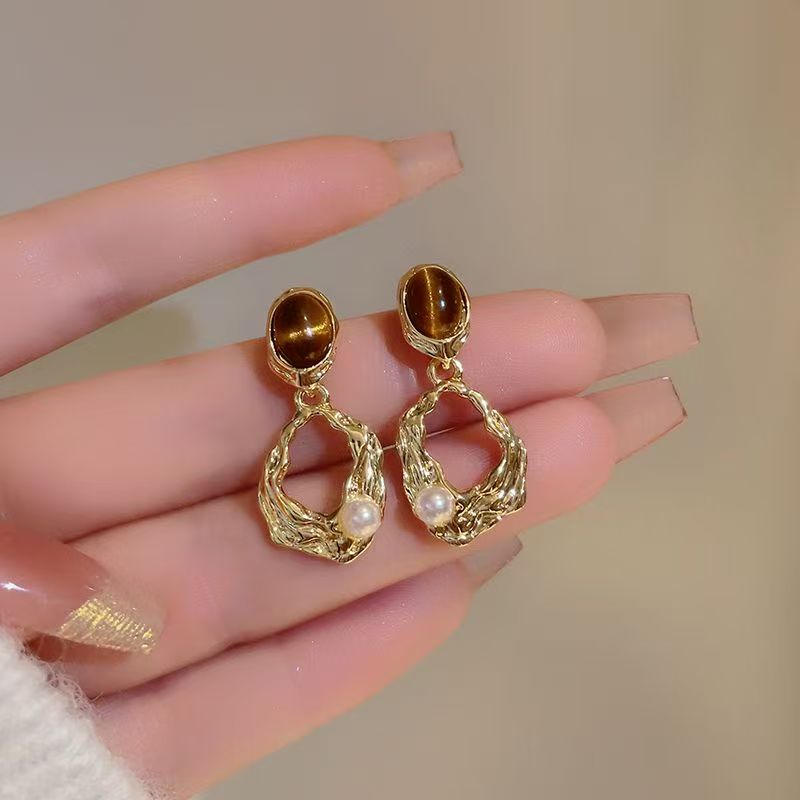 1 Pair Vintage Hong Kong Style Maillard Irregular Earrings, Niche Light Luxury Pearl Studs, Elegant High-Grade Drop Earrings For Women