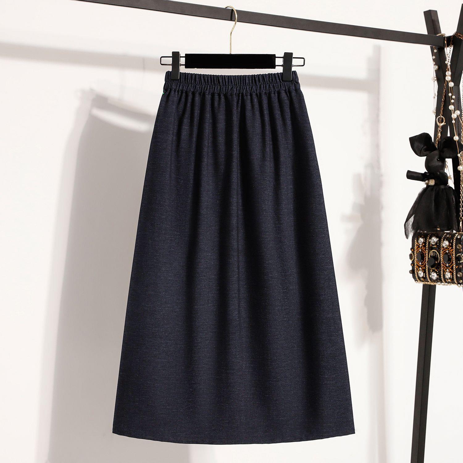 A pleated casual half-length skirt