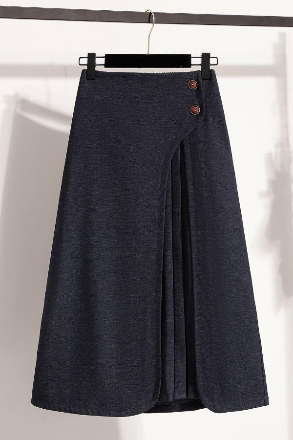 A pleated casual half-length skirt